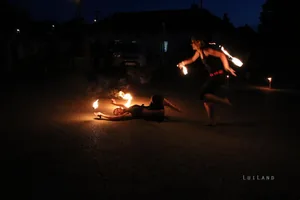 este