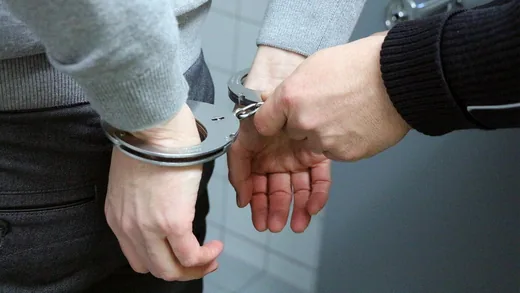 'Előzetes letartóztatásban a csalók ' cikk borítóképe