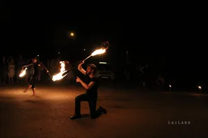 este