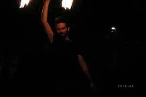 este