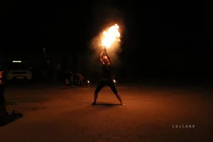 este