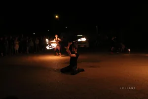este