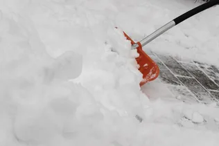 Gépi hótolási és síkosság-mentesítési munkák Sólyban borítóképe