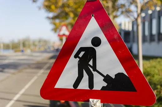 'Figyelem aszfaltozási munkálatok!' cikk borítóképe